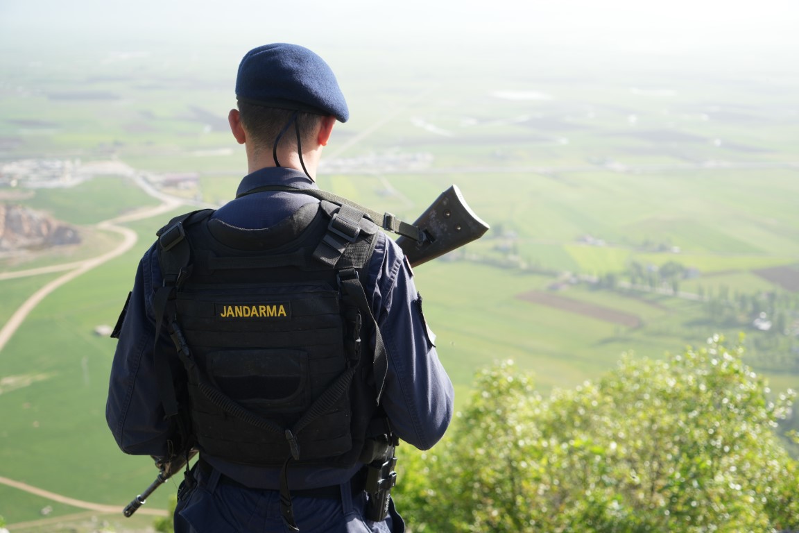 Jandarma ekipleri terörü bitirdikleri dağlarda şimdilerde ters lale nöbeti tutuyor