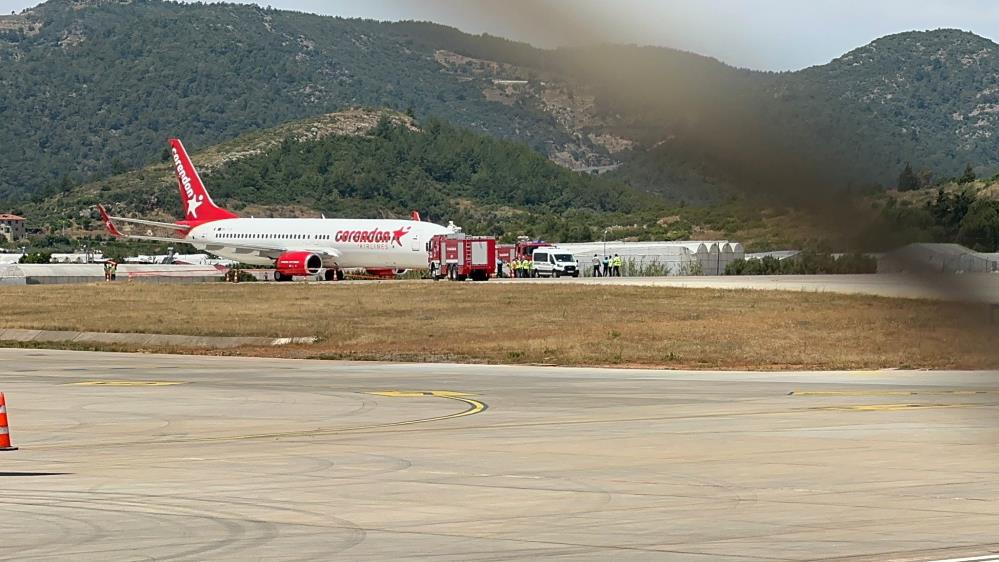 Antalya'da faciadan dönüldü: Ön tekeri patlayan uçak gövdesi üzerine indi