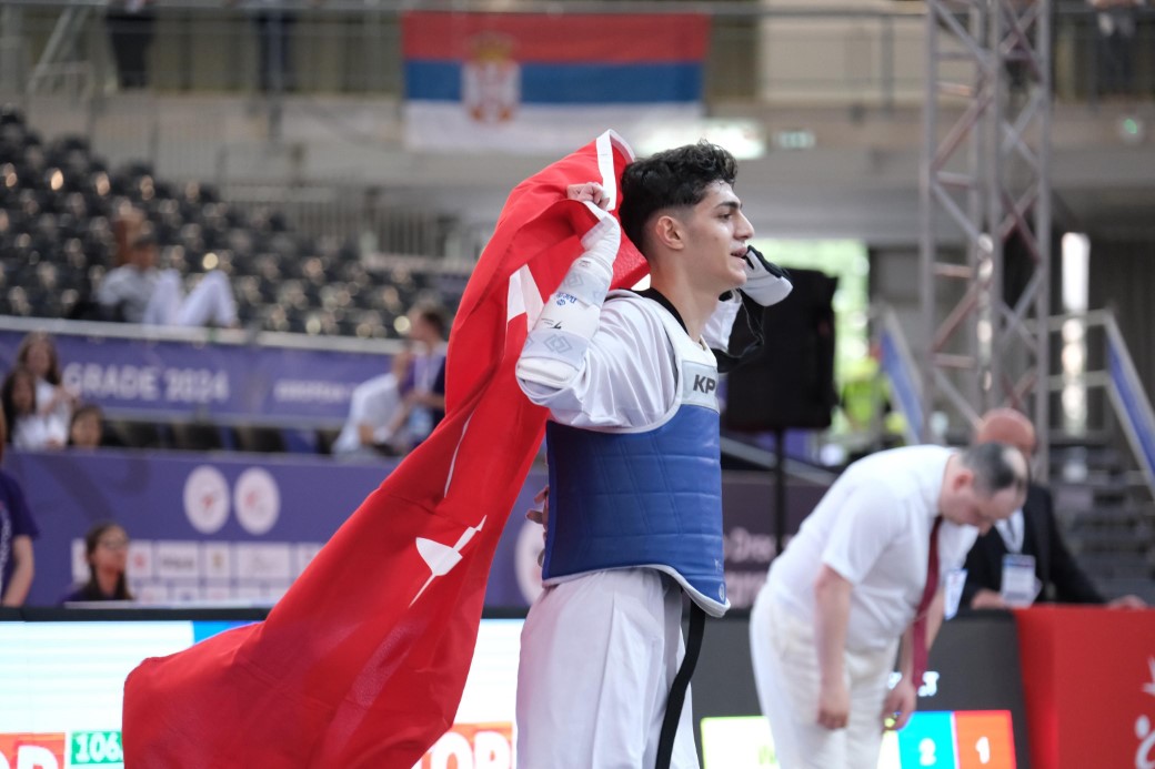 Avrupa Taekwondo ve Para Taekwondo Şampiyonası’nın ilk gününde milli sporcular, 1 altın, 4 gümüş ve 1 bronz olmak üzere 6 madalya kazandı.19 yaşındaki sporcu Furkan Ubeyde Çamoğlu, Avrupa şampiyonu oldu.