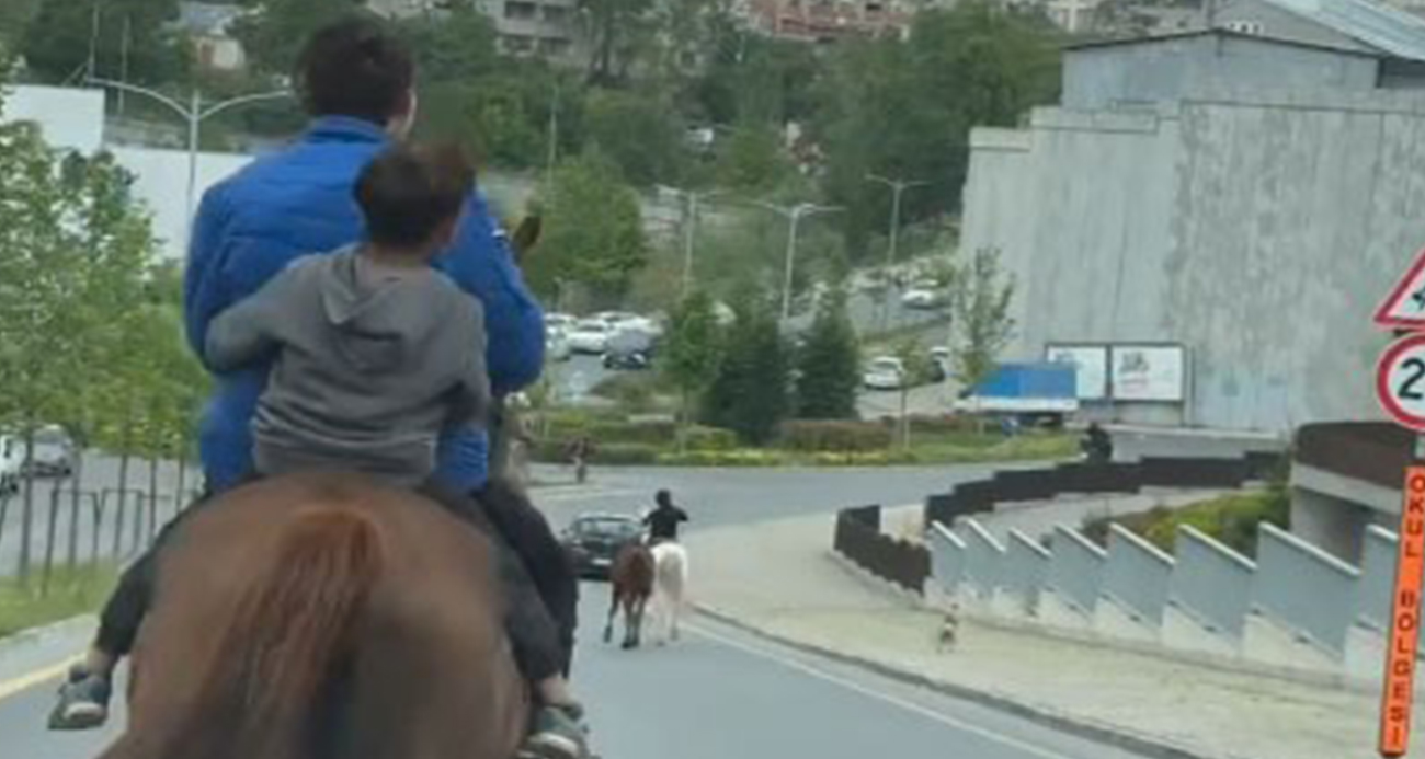 Başakşehir’de trafiğe açık cadde de ilginç görüntü, grup halinde atlarla dolaştılar