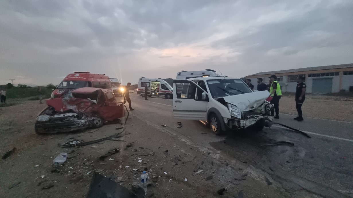 Adana’da iki otomobil kafa kafaya çarpıştı: 1 ölü, 5 yaralı