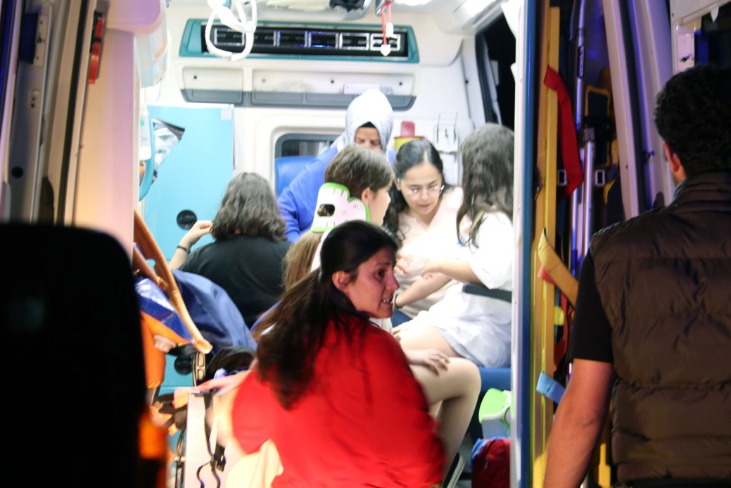 Öğrencileri taşıyan midibüs şarampole uçtu: 25 yaralı