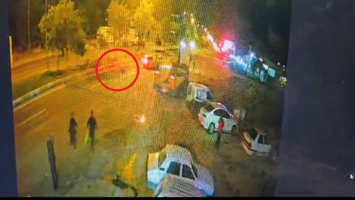 Diyarbakır’da yolun karşısına geçmek isteyen genç kıza otomobil böyle çarptı