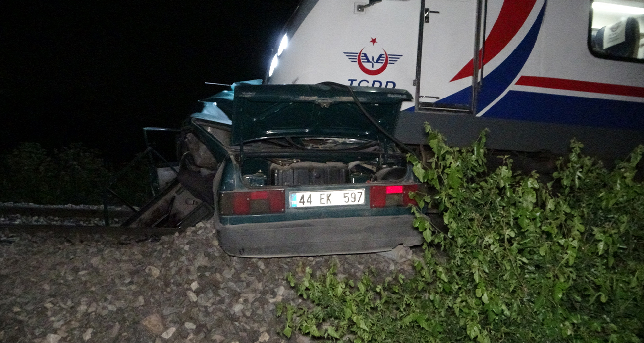 Malatya’da hemzemin geçitte bir otomobil trenin altında kalarak yaklaşık 200 metre sürüklendi. Feci kazada ehliyeti bulunmadığı belirlenen sürücü hayatını kaybetti.