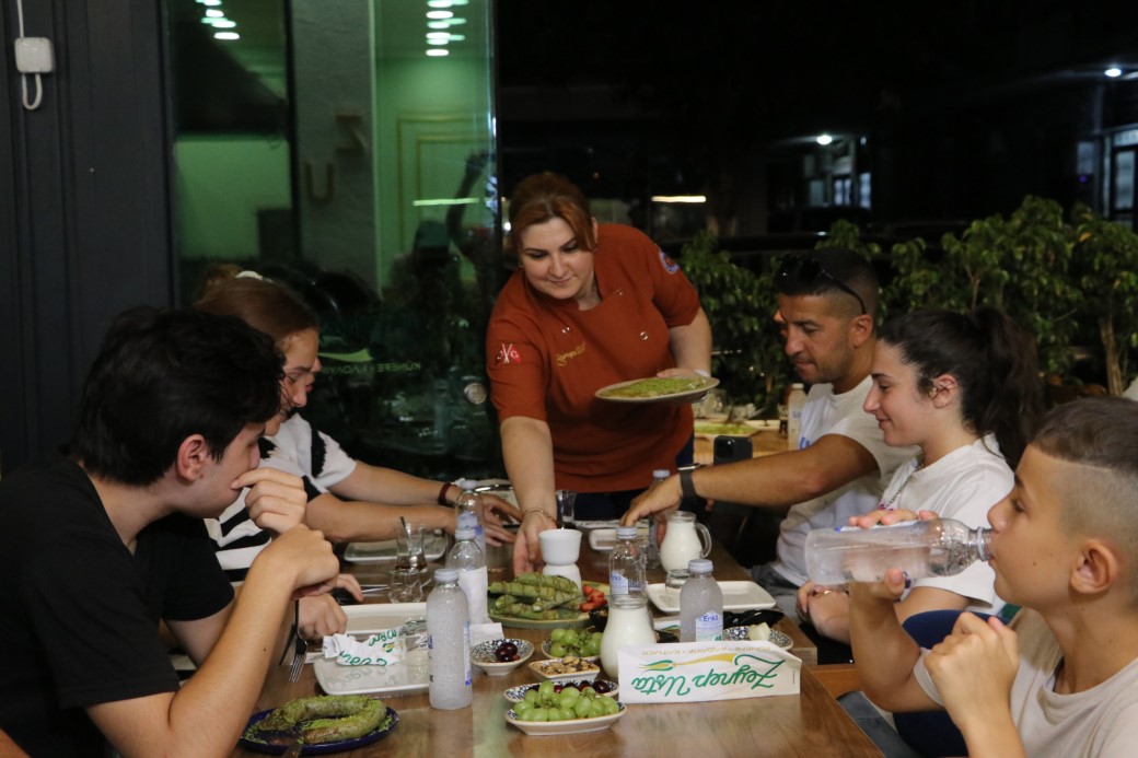 Evinde anne, tezgahta tatlıcı, iş yerinde patron