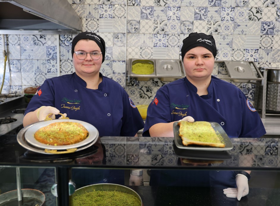Evinde anne, tezgahta tatlıcı, iş yerinde patron