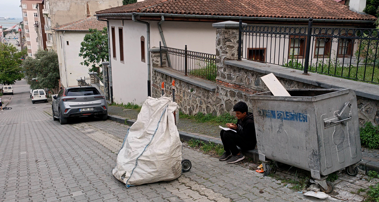 Kağıt toplayıcısı çocuğun konteyner başında ders çalışması duygulandırdı