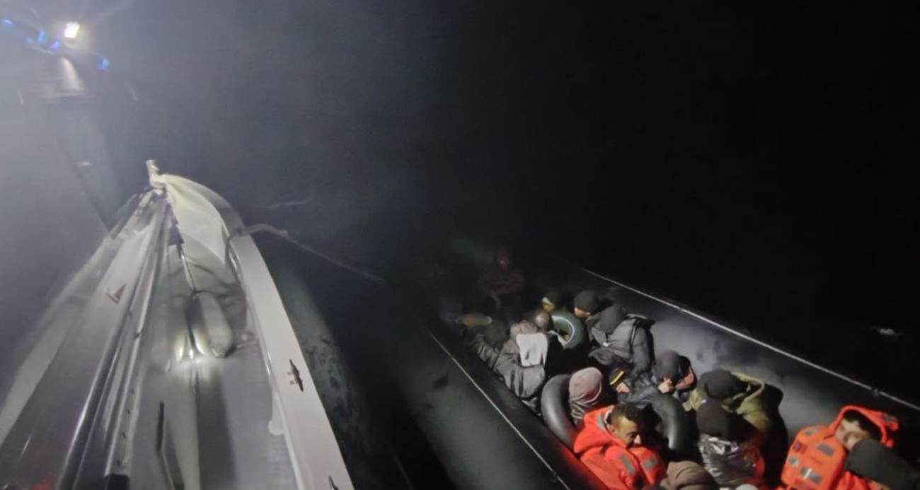 Balıkesir’in Ayvalık ilçesinde yasadışı yollardan Yunanistan’ın Midilli (Lesvos) Adası’na geçmek isteyen 22 düzensiz göçmen, Sahil Güvenlik ekipleri tarafından yakalandı.
