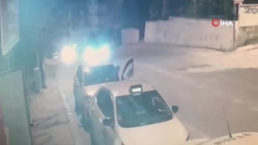 Kapıyı açıp taksiden indiği esnada otomobil böyle çarptı
