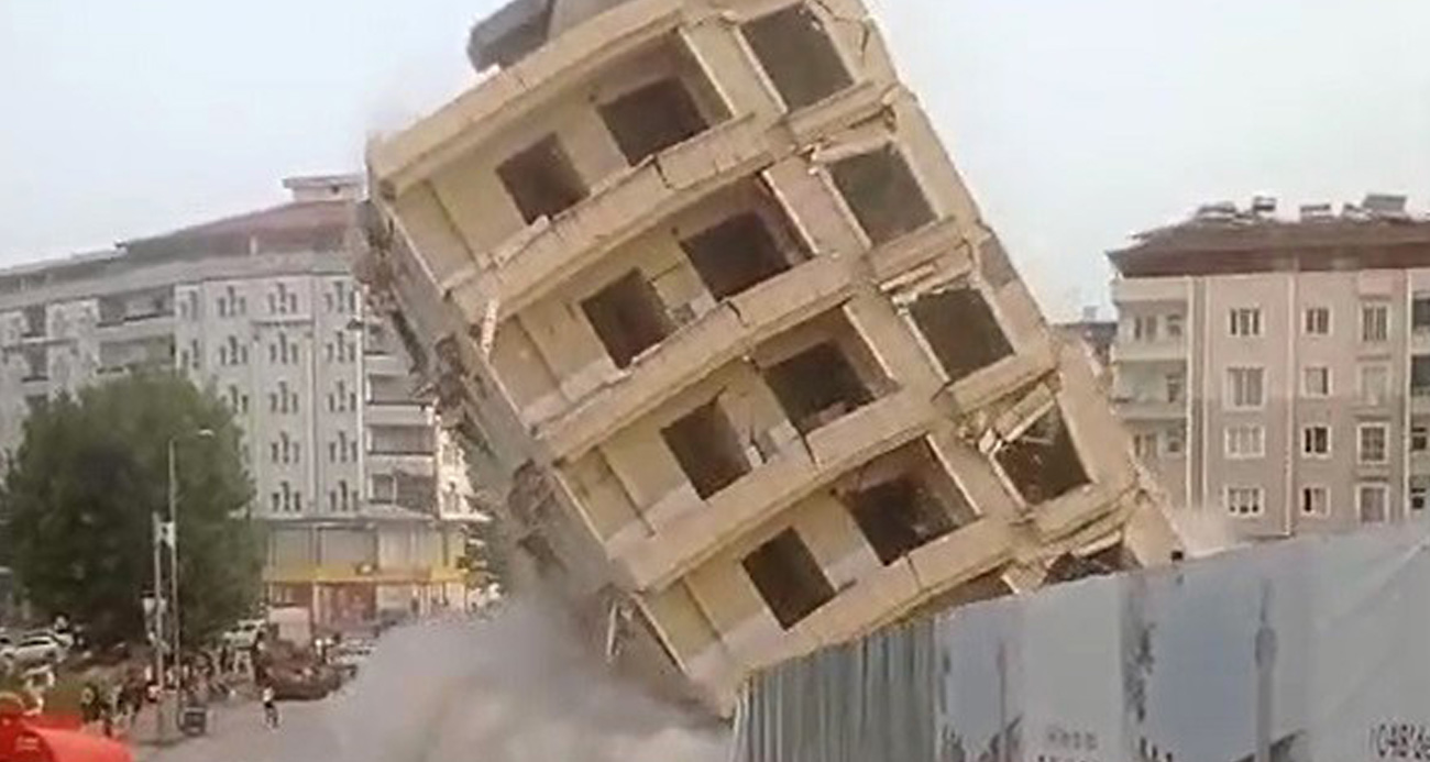 Gaziantep’te depremde ağır hasar alan bina yıkım sırasında çöktü