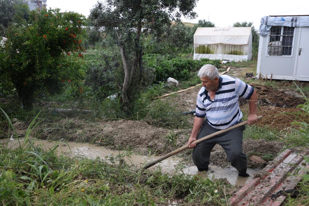 Şiddetli yağmurun etkili olduğu Hatay’da tarım arazileri sular altında kaldı