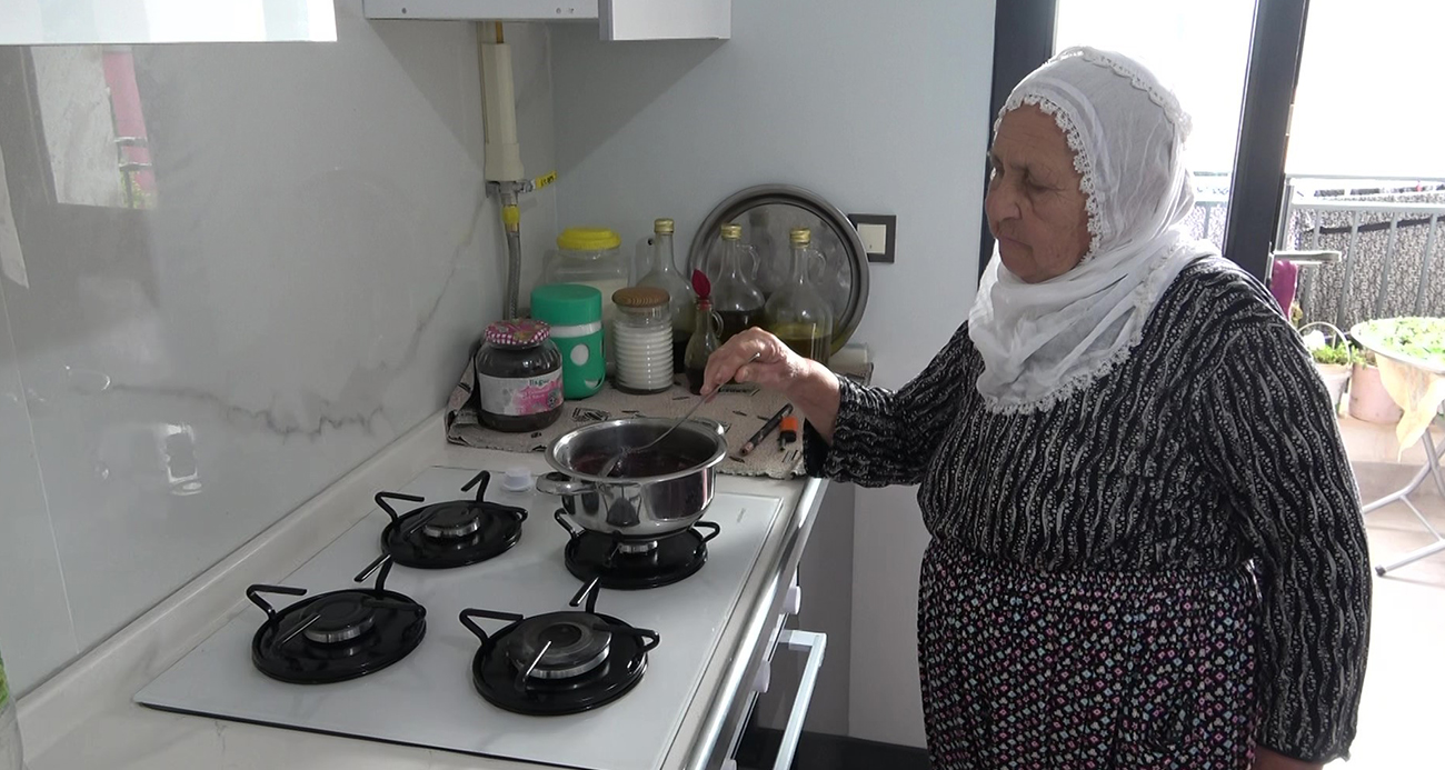 80 yaşındaki depremzede kadın, yapımı tamamlanan yeni yuvasına taşınmanın mutluluğunu yaşıyor