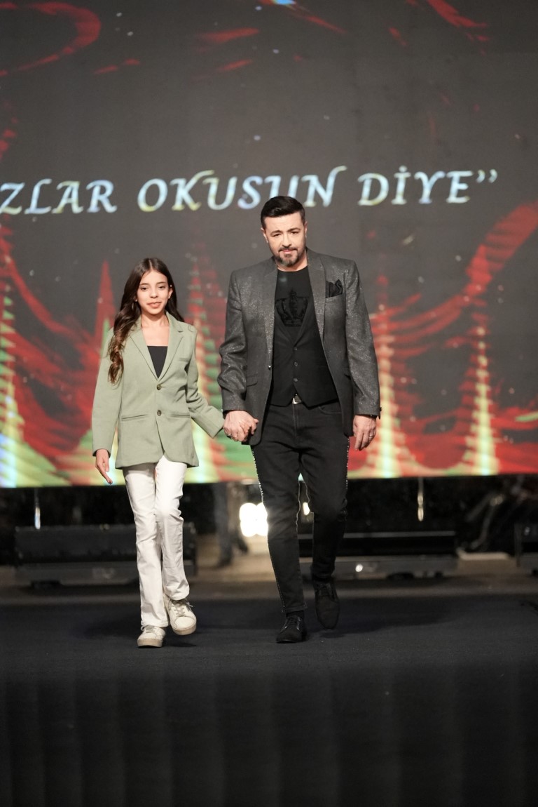 Kız çocuklarının okumasına dikkat çekmek için podyuma çıktılar