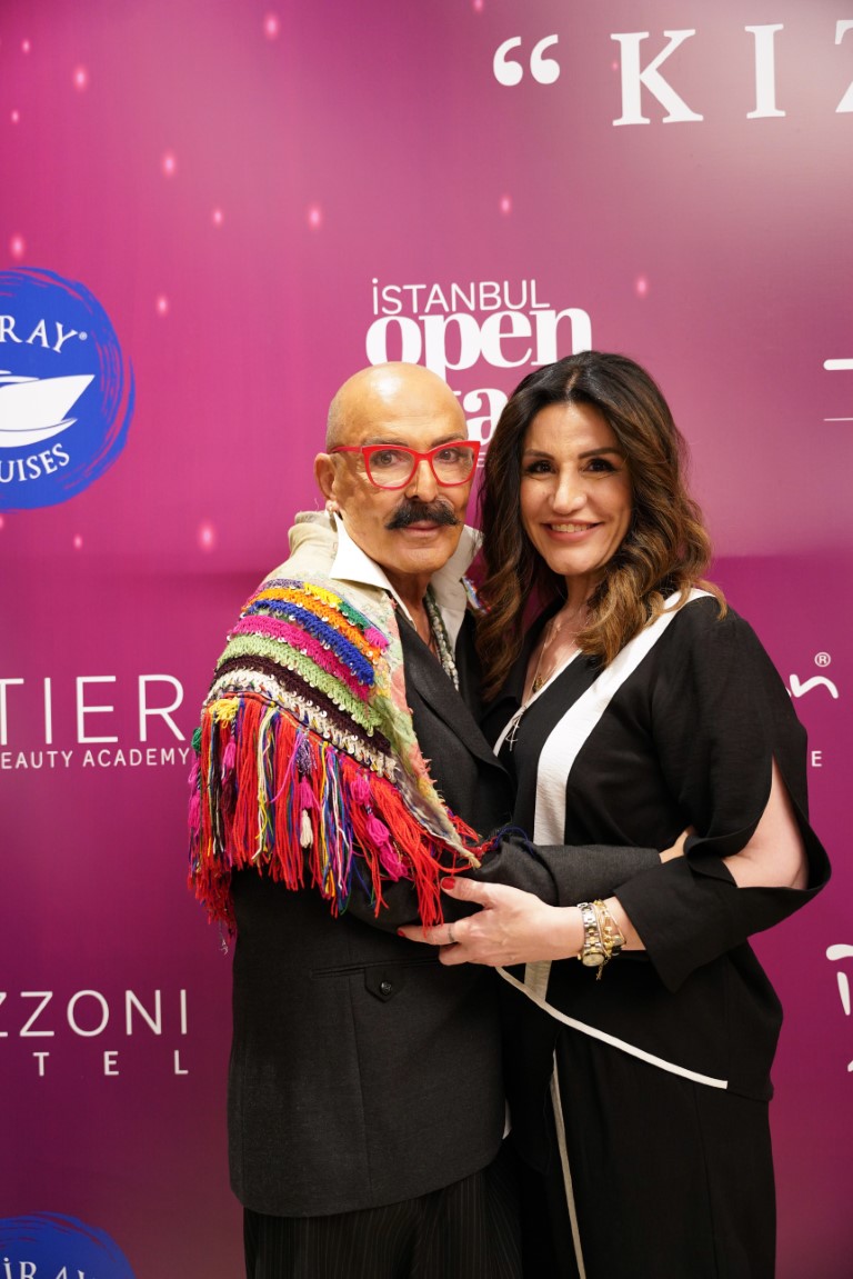 Kız çocuklarının okumasına dikkat çekmek için podyuma çıktılar