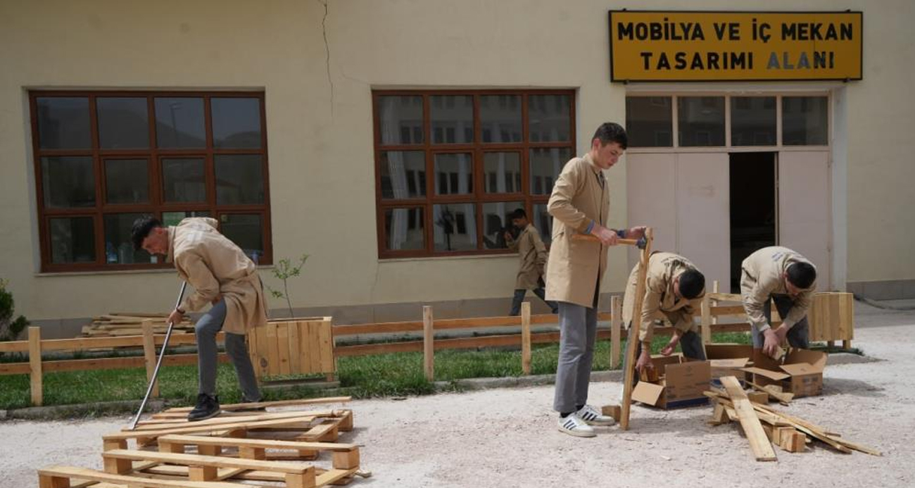 Fabrika gibi lisede arı gibi çalışan öğrenciler atık malzemelerden ahşap eşyalar üretiyorlar