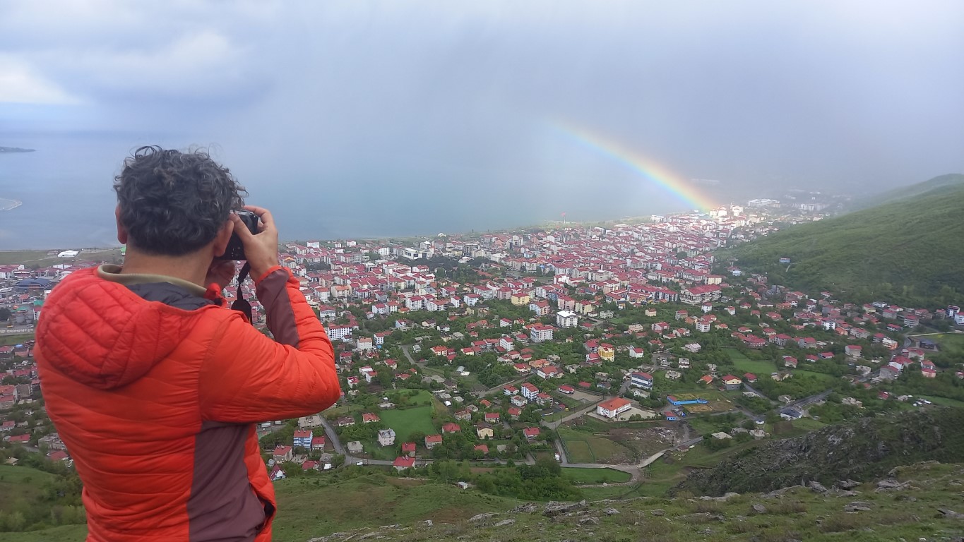 Yağmur ve dolu altında saatlerce “gökkuşağını” beklediler