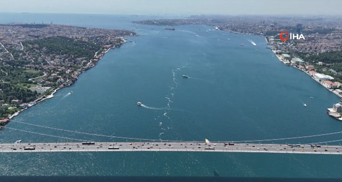 İstanbul Boğazı’nda merak uyandıran görüntü