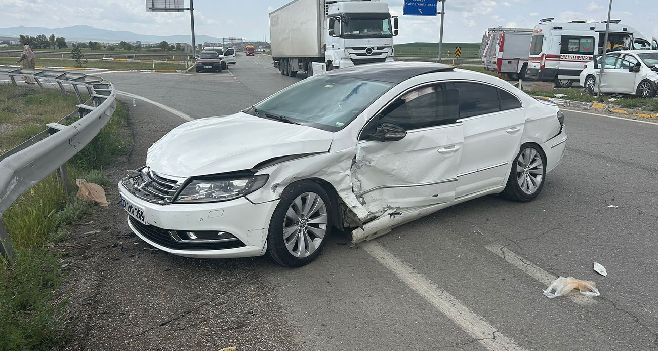 Sivas’ın Şarkışla ilçesinde meydana gelen trafik kazasında aralarında çocuklarında bulunduğu 11 kişi yaralandı.