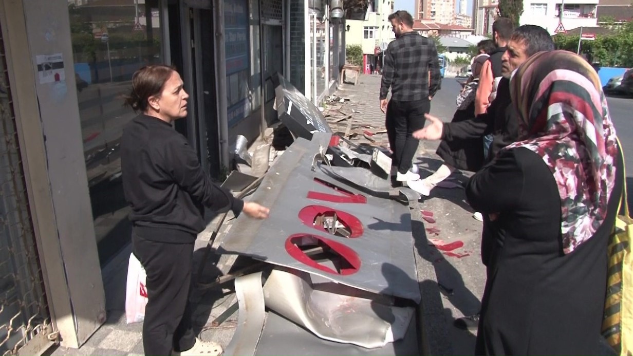 Ataşehir’de direksiyon başında kalp krizi geçiren şoför ortalığı birbirine kattı...O anlar kamerada