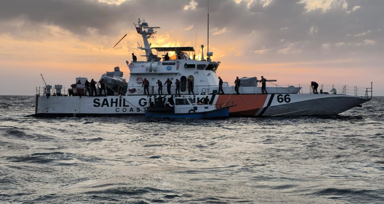 Çanakkale’nin Gökçeada ilçesi açıklarında su alarak batma tehlikesi geçiren ve yardım talebinde bulunan 15’i çocuk 29 kaçak göçmen kurtarıldı.