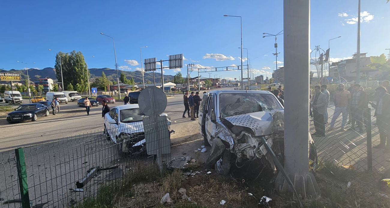 Ağrı’nın Doğubayazıt ilçesinde kırmızı ışıkta geçen otomobilin başka bir araçla çarpıştığı kazada 4 kişi yaralandı.