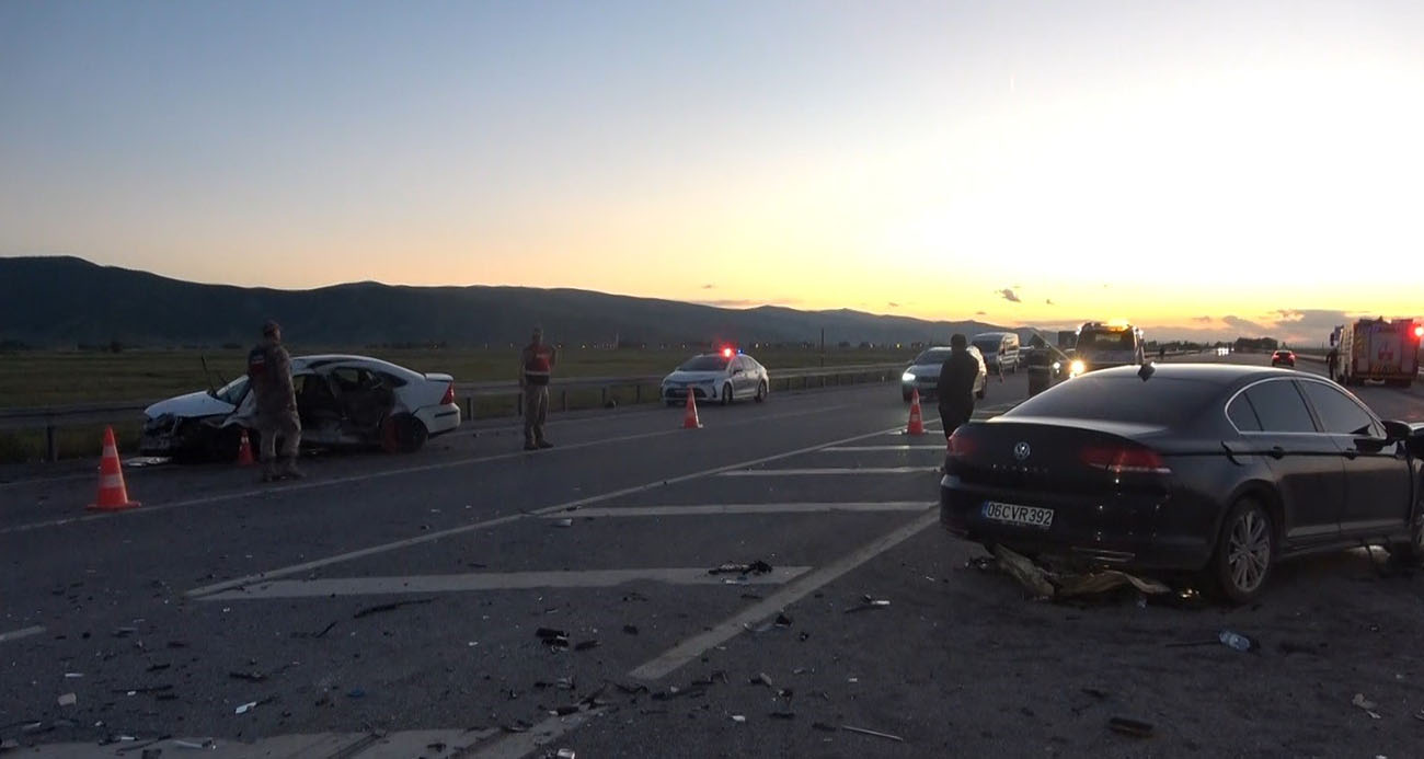 Muş’ta iki otomobilin çarpışması sonucu meydana gelen trafik kazasında 3 kişi hayatını kaybetti, 5 kişi yaralandı.