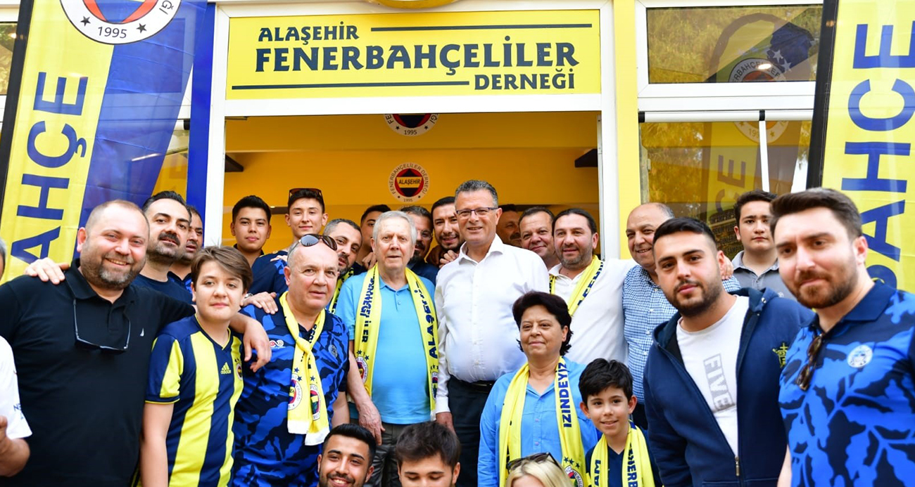 Manisa’nın Salihli ilçesinde bir düğüne katılmak üzere kente gelen Fenerbahçe Başkan Adayı Aziz Yıldırım, Alaşehir ilçesinde Fenerbahçeliler Derneğini ziyaret etti.