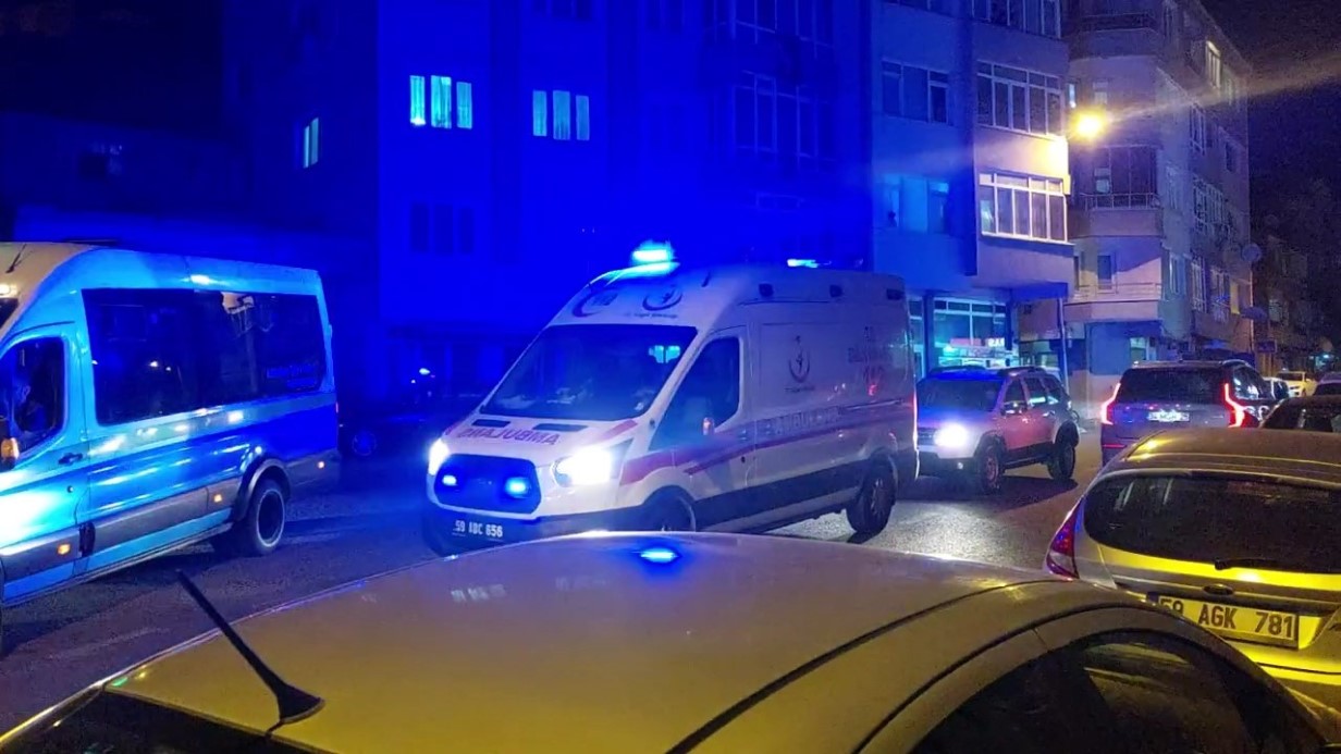 Tekirdağ Büyükşehir Belediyesi tarafından düzenlenen Gençlik Festivali düzenlenen konserde oluşan yoğunlukta hasta almaya gitmeye çalışan ambulanslar mahsur kaldı.