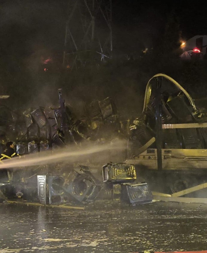 TEM’de beyaz eşya yüklü tırın dorsesi alev alev yandı