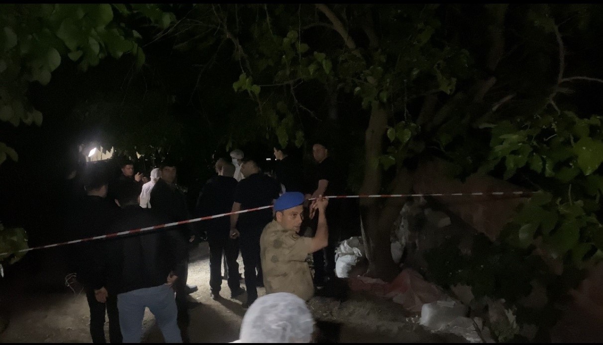 Tokat’ta bir bağ evinde meydana gelen 5’i jandarma personeli 7 kişinin yaralandığı olayda patlamanın nedeni belli oldu. Patlamanın nedeninin sandık içine tuzaklanan el yapımı patlayıcı olduğu ortaya çıktı.