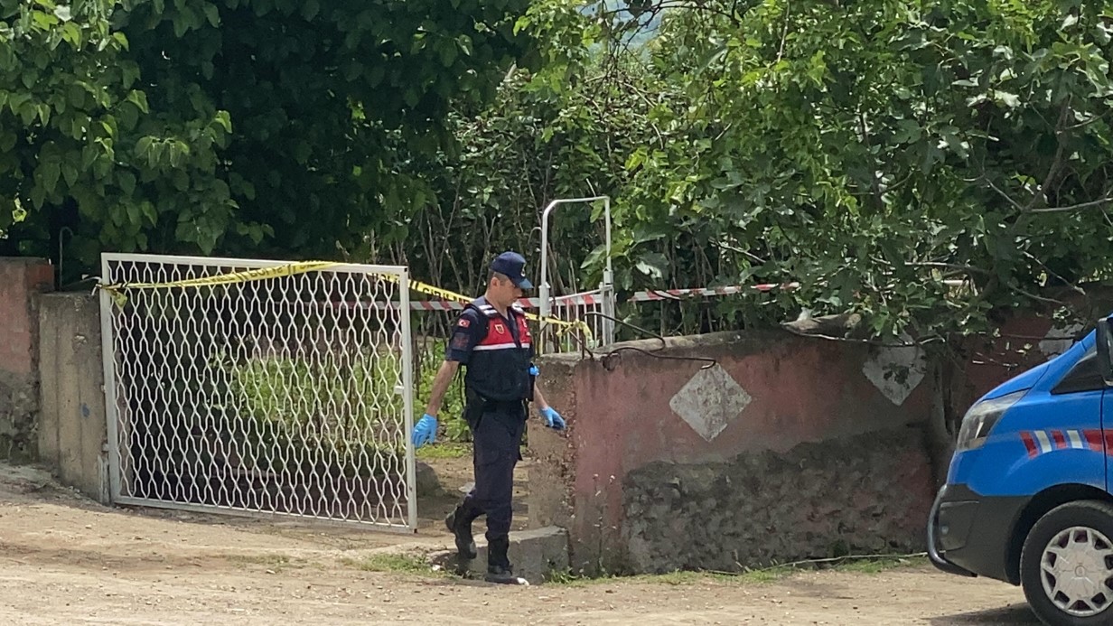 Tokat’ın Erbaa ilçesine bağlı Karayaka beldesi Hürmüzlü Mahallesi’nde bulunan bir bağ evinde meydana gelen patlamada, 5’i jandarma personeli olmak üzere 7 kişi yaralandı. Yaralıların hayati tehlikesinin bulunmadığı olayın yaşandığı bağ evinde olay yeri inceleme ekipleri çalışma yaptı.