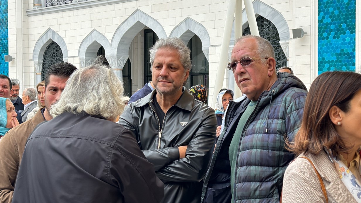 Ünlü sunucu Erkan Yolaç, son yolculuğuna uğurlandı