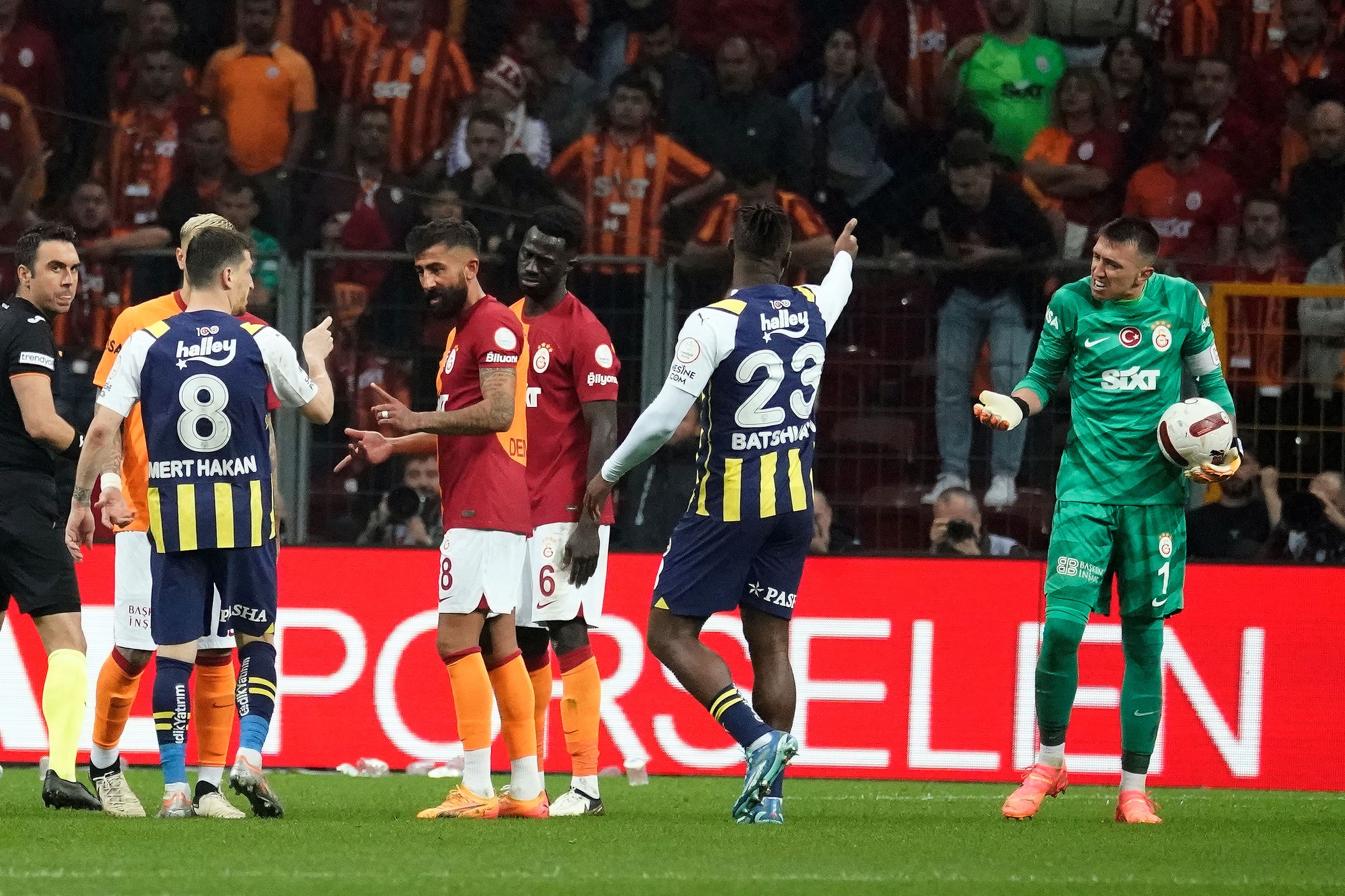 Derbide kazanan Fenerbahçe! Şampiyonluk son haftaya kaldı