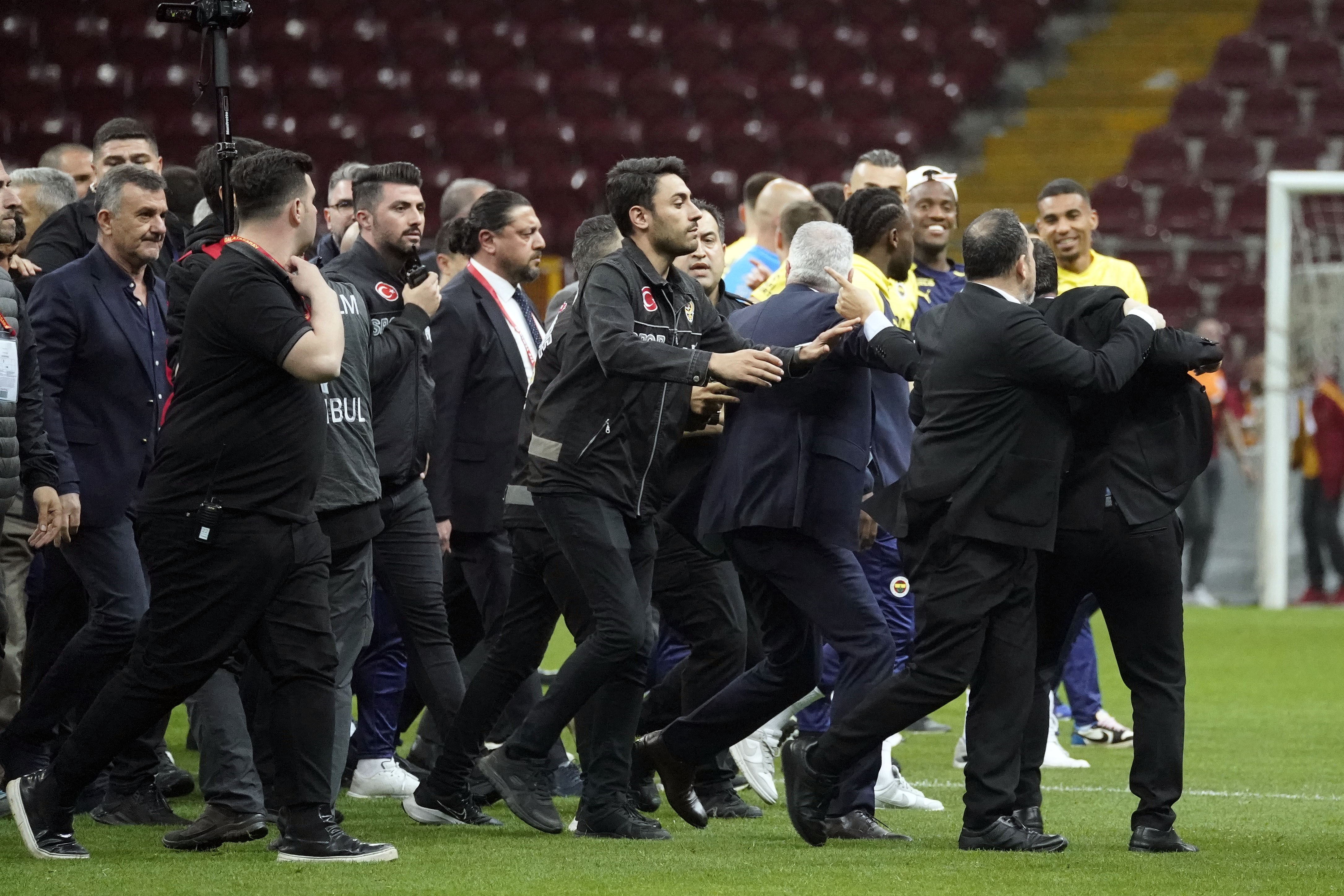 Galatasaray - Fenerbahçe maçının ardından ortalık karıştı