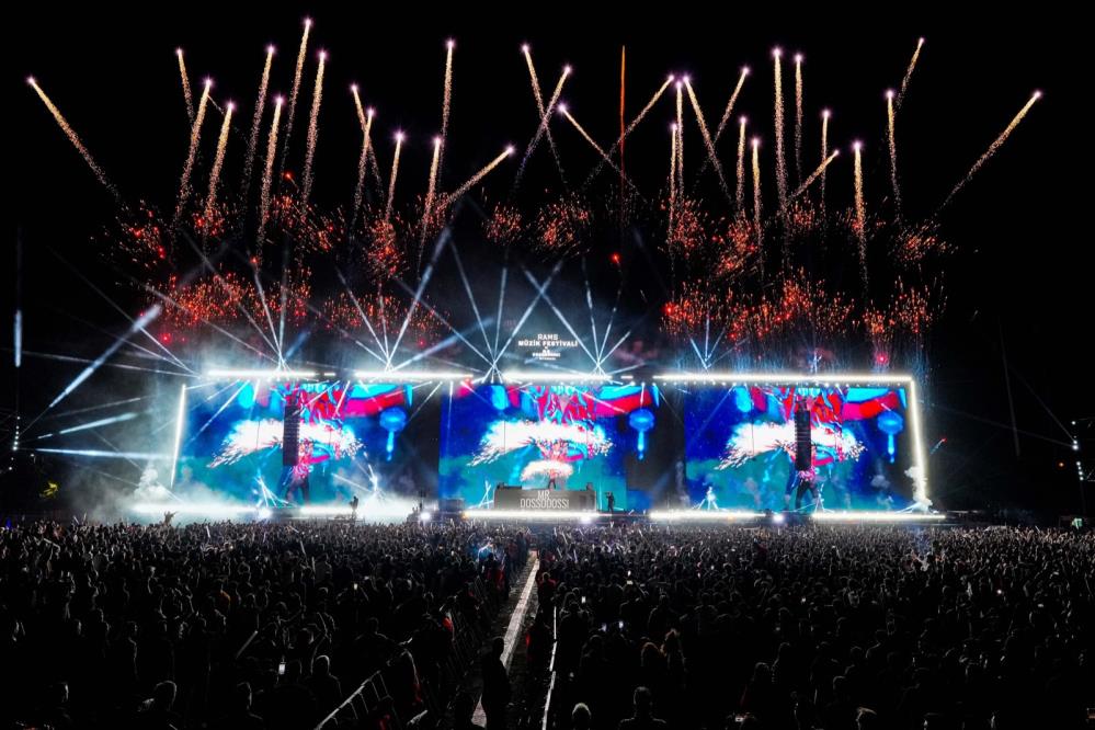 Mr. Dosso Dossi Dj setinin başına geçti, yüzbinleri eğlendirdi