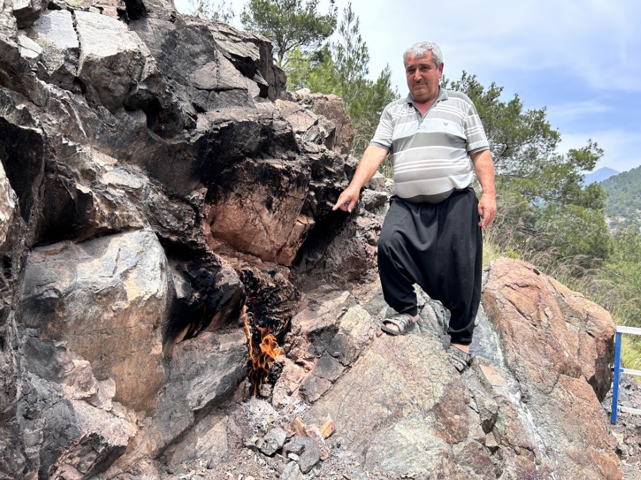 Yıllardır yanmaya devam eden Amanos Dağı eteğindeki taş, ilgi çekiyor