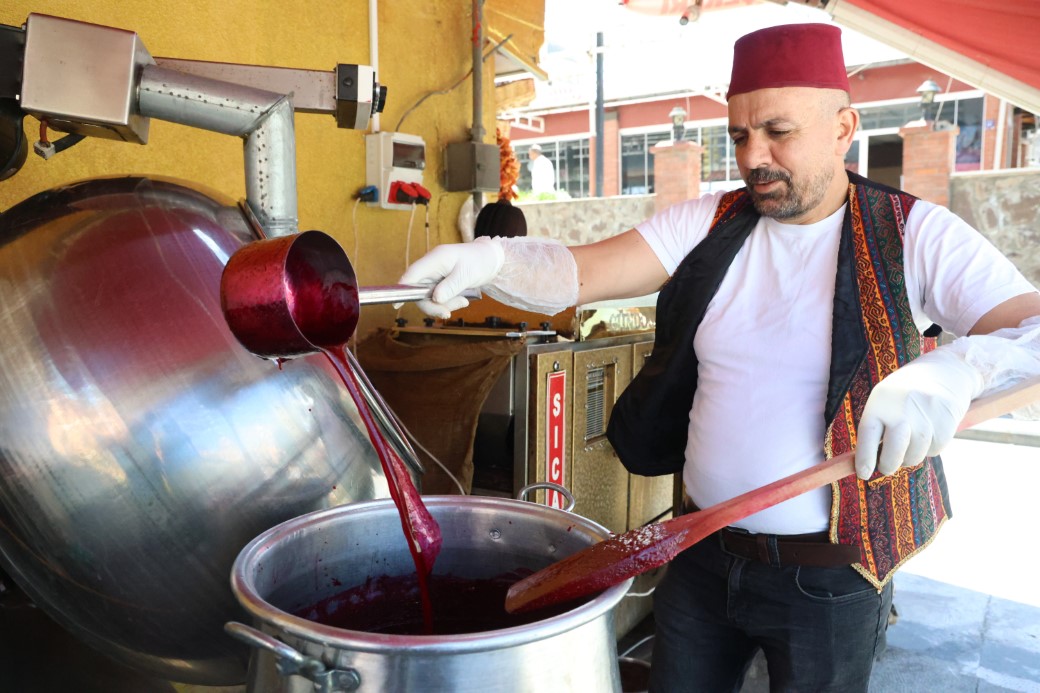 Türkiye’de sadece Elazığ’da üretiliyor: Vişneli badem şekerine ilgi büyük