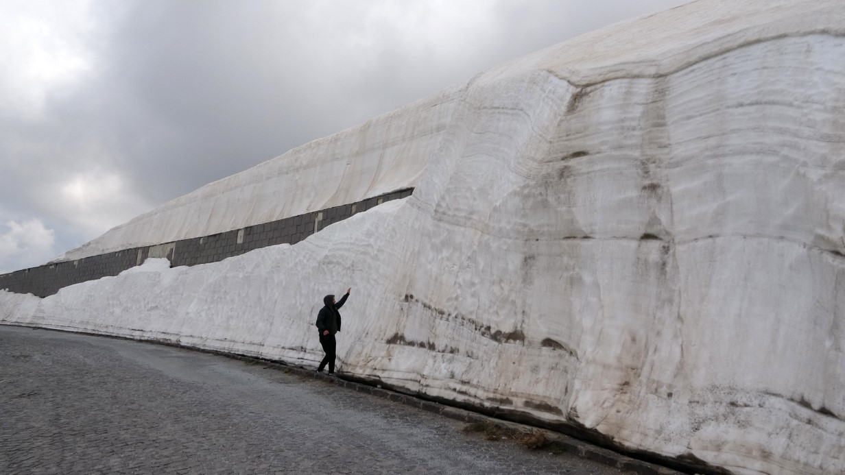 Mayıs ayında 5 metrelik kar kütleleri görenleri hayretler içerisinde bıraktı