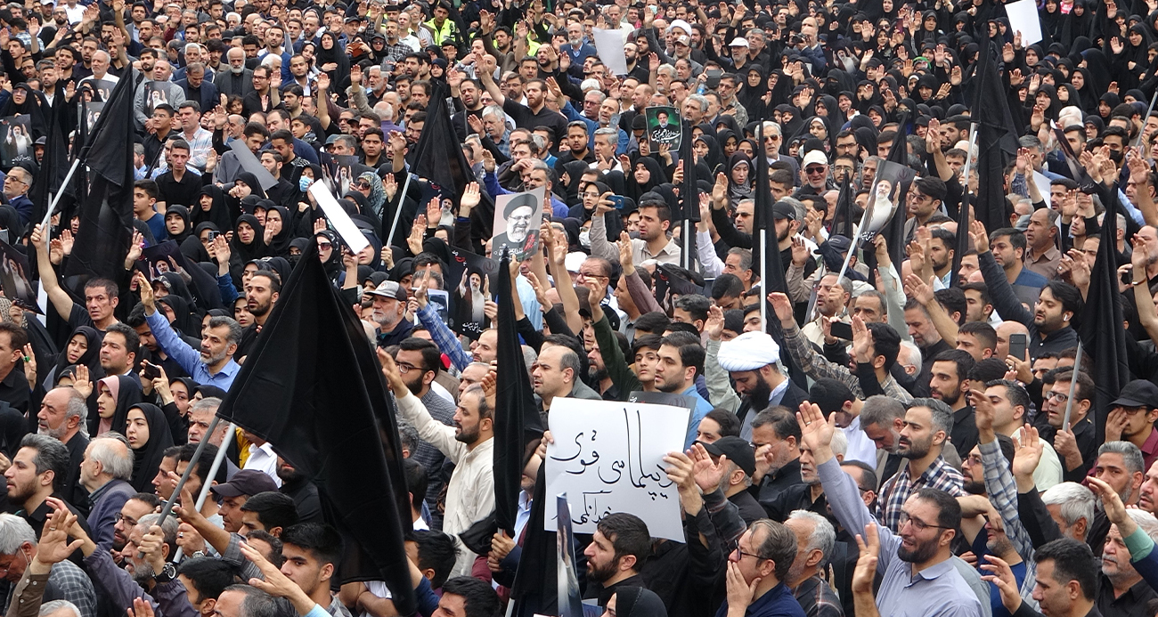 İran’da halk Reisi’yi anmak için toplandı