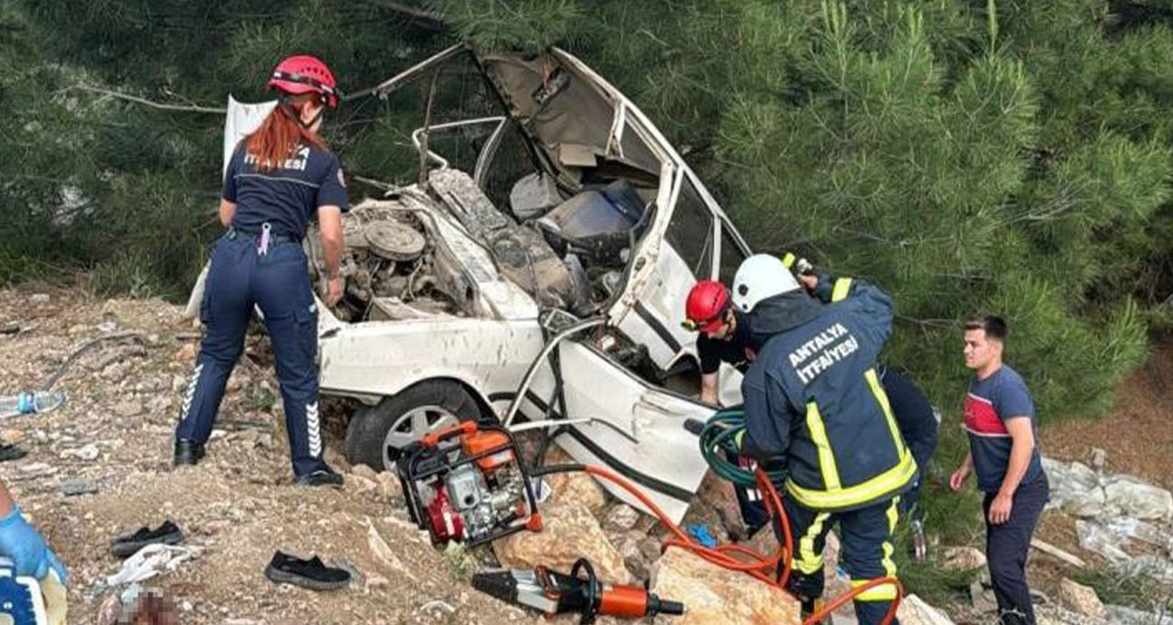 Antalya’da uçuruma yuvarlanan otomobildeki 1 kişi hayatını kaybetti, 3 kişi yaralandı.