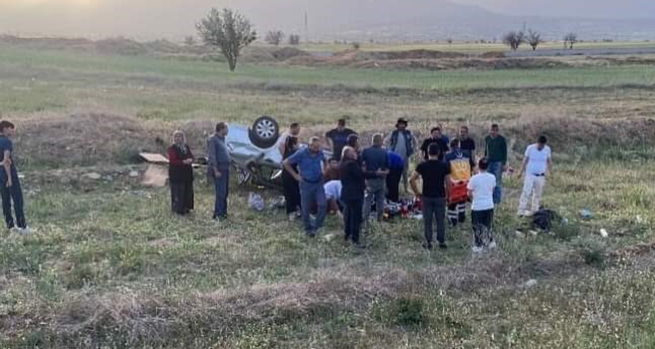 Antalya Korkuteli-Bucak yolu üzerinde takla atıp boş tarlaya yuvarlanan otomobildeki biri 3 yaşındaki çocuk 2 kişi hayatını kaybetti, 3 kişi de yaralandı.
