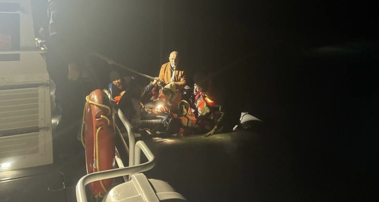 Yunan unsurlarınca ölüme terk edilen 3’ü çocuk, 14 kaçak göçmen kurtarıldı