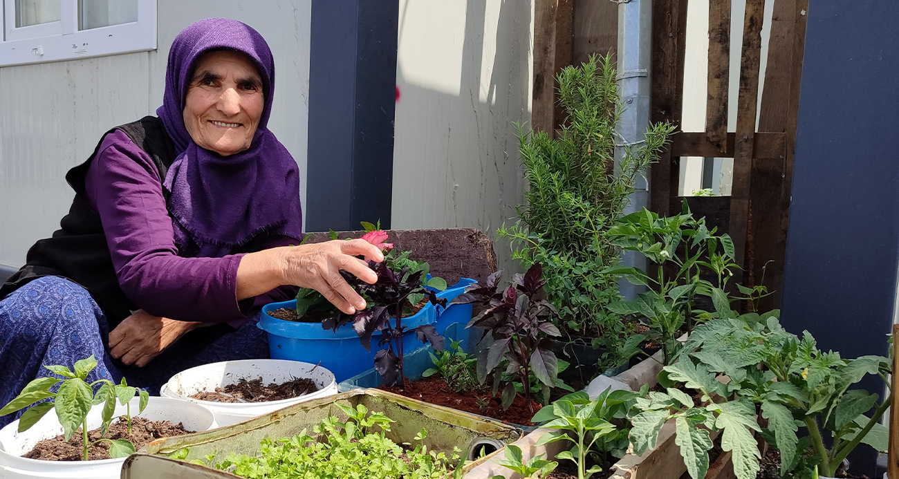 Depremde evi yıkılmıştı, konteynerin önüne bahçe yaptı