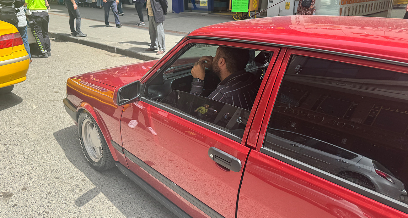 Cam filminden ceza yememek için elleriyle söktü