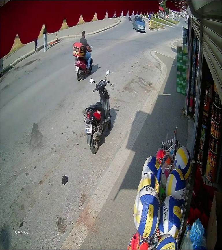 Motosikletlinin ölümden döndüğü anlar güvenlik kamerasında