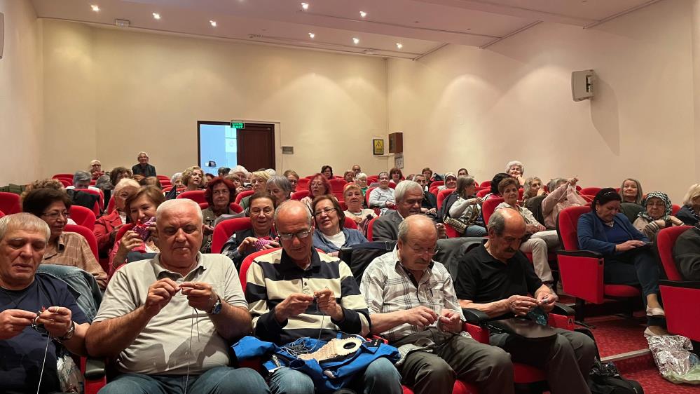 60 yaş üzeri erkekler alzaymırı örgü örerek yeniyor