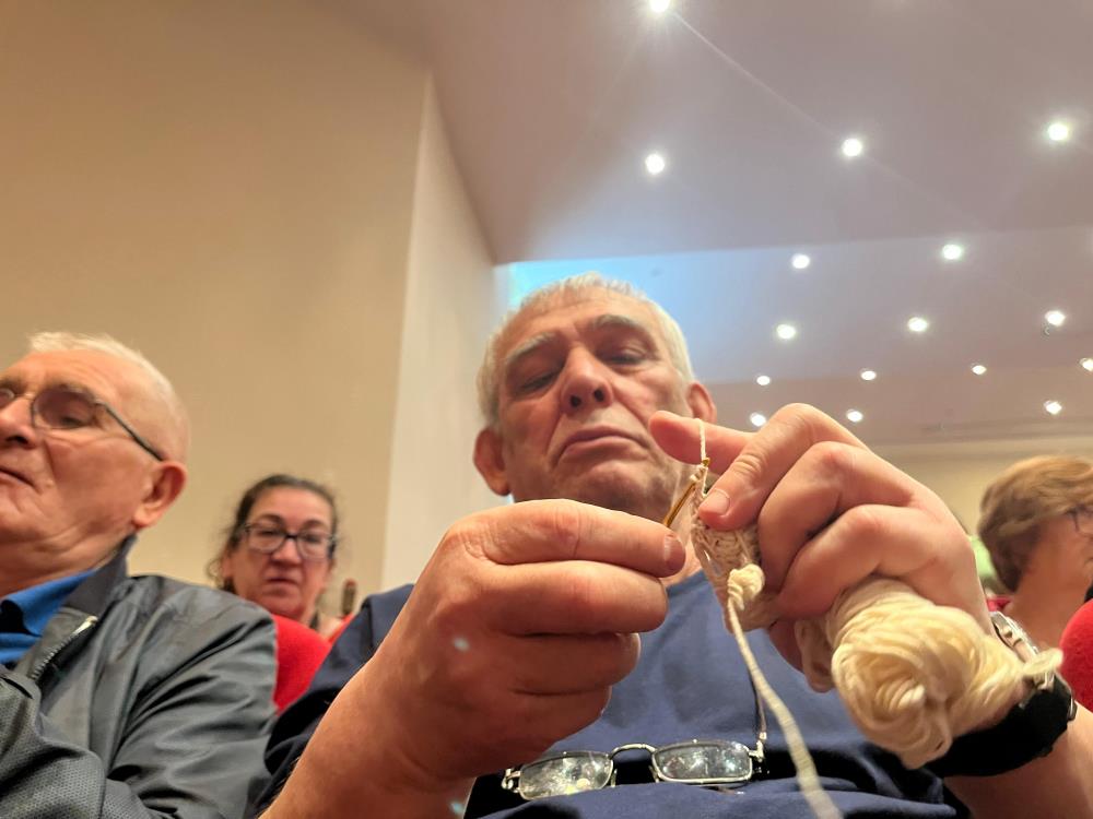 60 yaş üzeri erkekler alzaymırı örgü örerek yeniyor