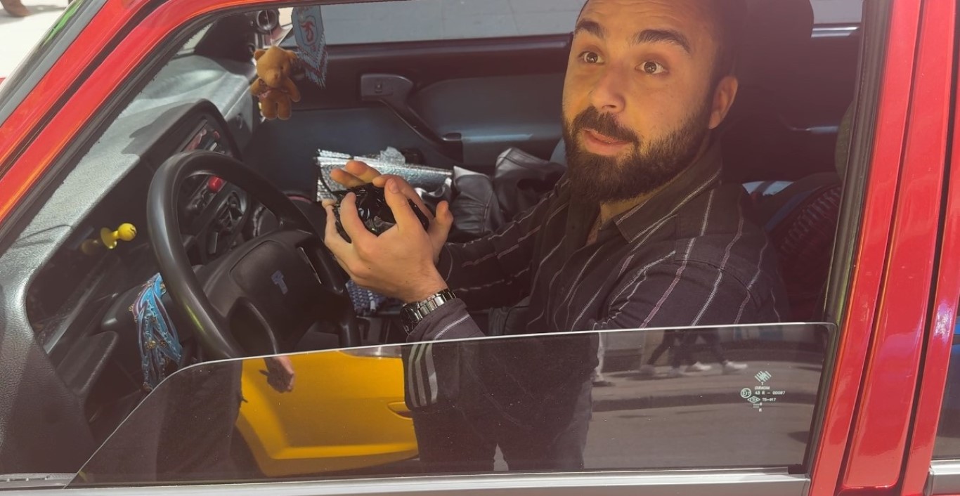 Cam filminden ceza yememek için elleriyle söktü