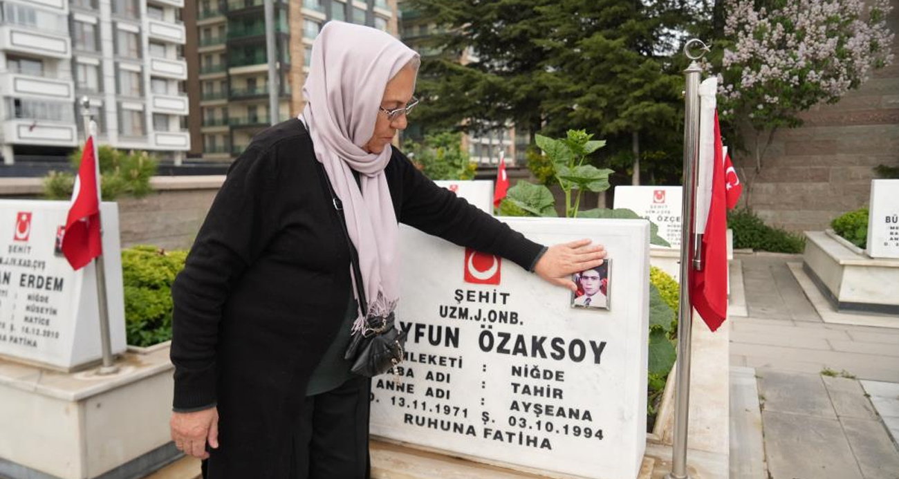 30 yıldır şehit oğlunun sembolik mezarını ziyaret ediyor