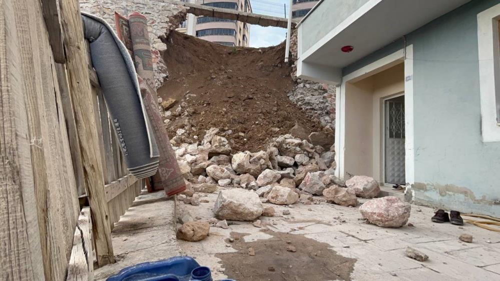 Bayburt’ta çocuk parkının istinat duvarı çöktü, alanda boşluk oluştu